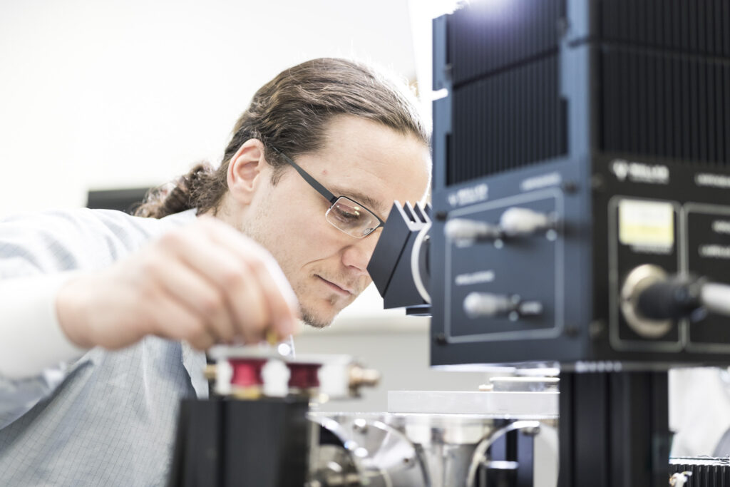 ZSW-Mitarbeiter an einem Kryostat